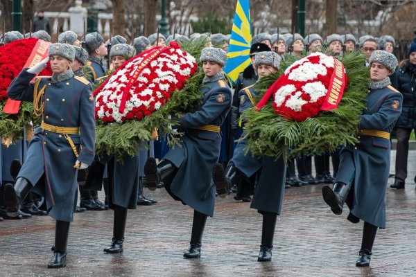 Возложение цветов к могиле неизвестного солдата в Москве