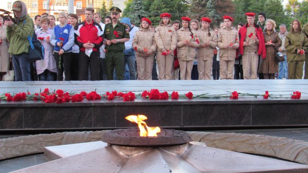 Памятник около вечного огня Саранск