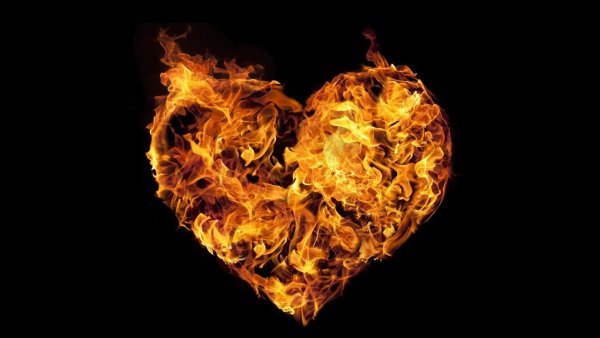 Огненное сердце на черном фоне