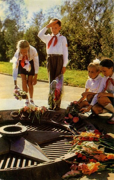 И пусть всегда к подножию обелисков Адаров