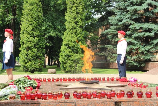 Пионеры у вечного огня