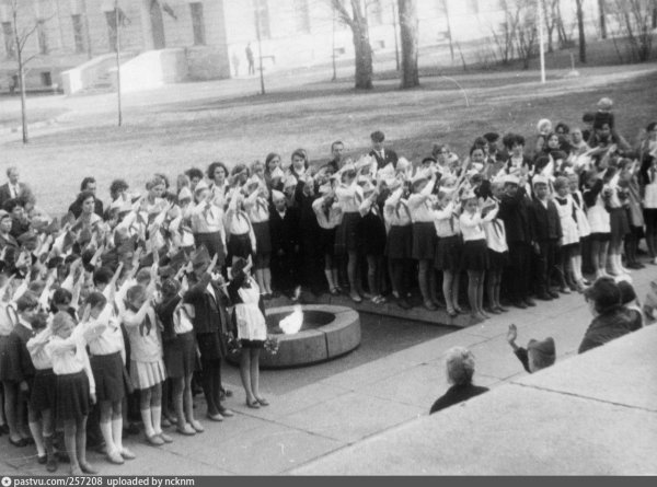 Советский школьник у памятника