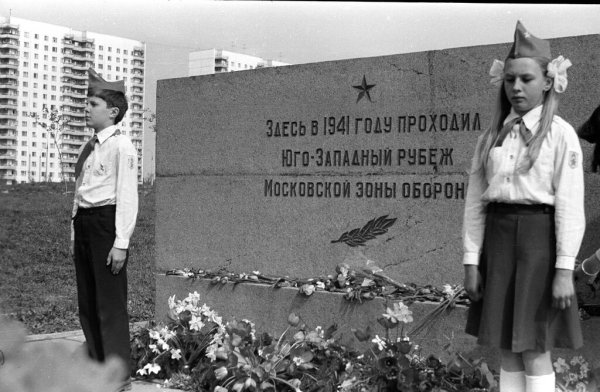 Пионеры у вечного огня