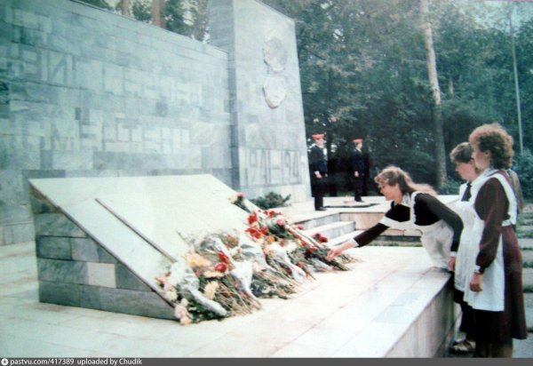 Вечный огонь у памятника пионерам