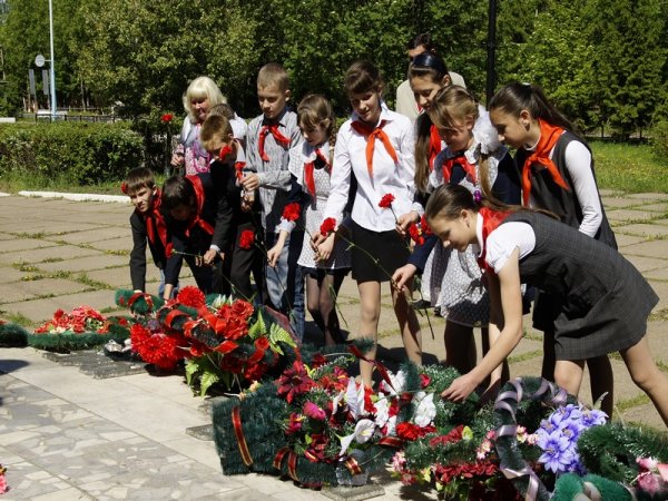 Школьники возлагают цветы к памятнику