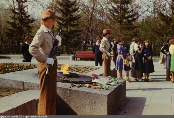 Пионеры у вечного огня 1978