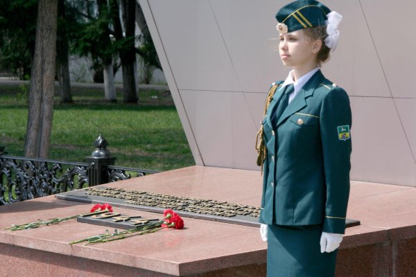 Почетный караул школьников у вечного огня