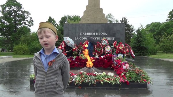 Снимки у вечного огня дети