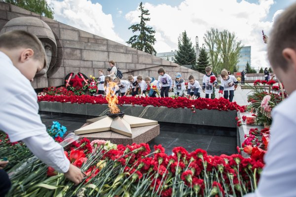 Возложение цветов детьми к памятнику неизвестного солдата