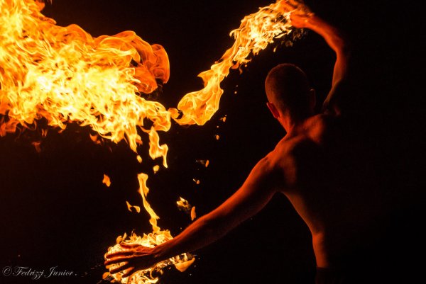 Парень и девушка танцуют в огне