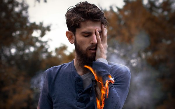 Парень с огнем в руках