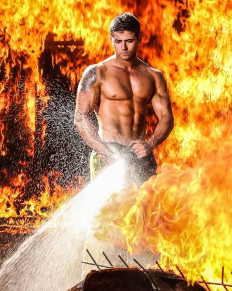 Красивые пожарные парни