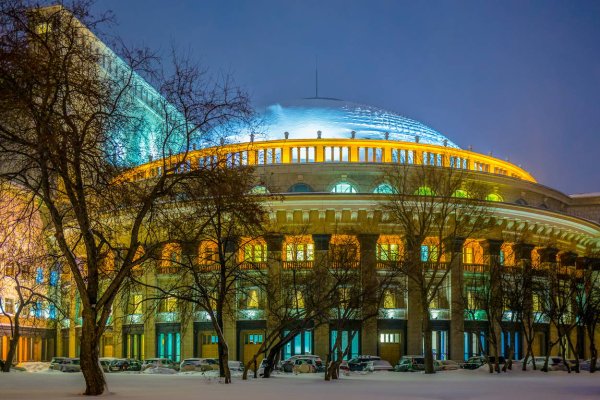 Оперный театр Новосибирск вечером