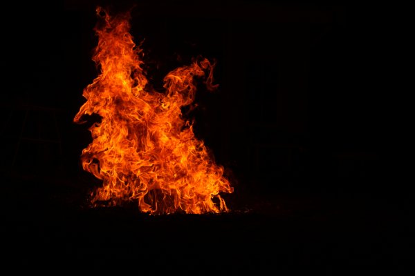 Большой костер на темном фоне