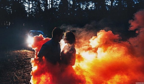 Парень с цветным дымом