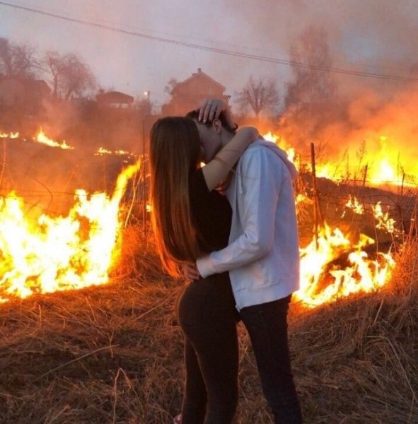 Парень и девушка в огне