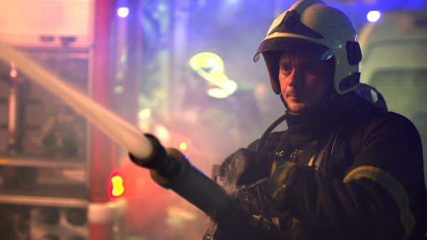 Меж двух огней сериал