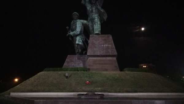 Памятник матросу и солдату в Севастополе вечный огонь