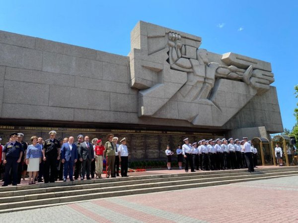 Вечный огонь на площади Нахимова в Севастополе