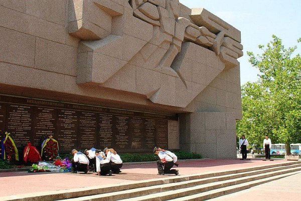 Обелиск мемориал героической обороны Севастополя
