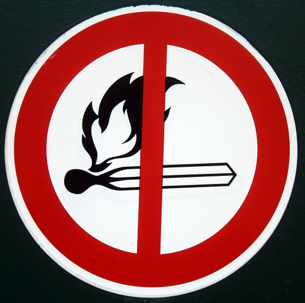 Запрещающие противопожарные знаки