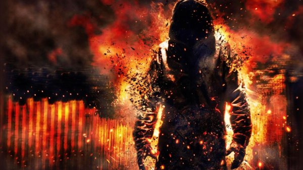 Человек в капюшоне в огне