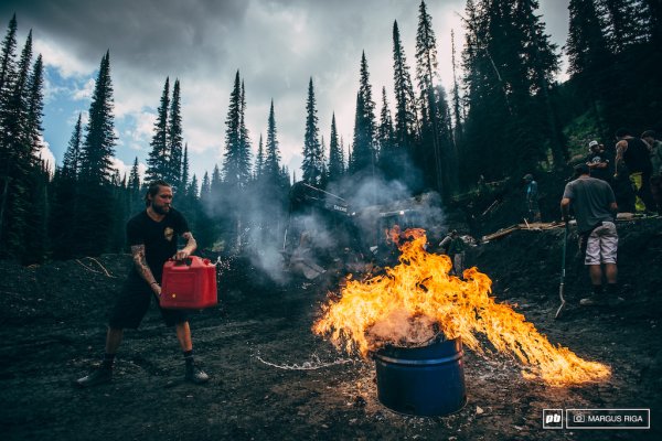 Тушить костер бензином