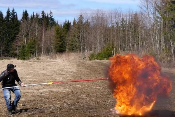 Подливает бензин в огонь