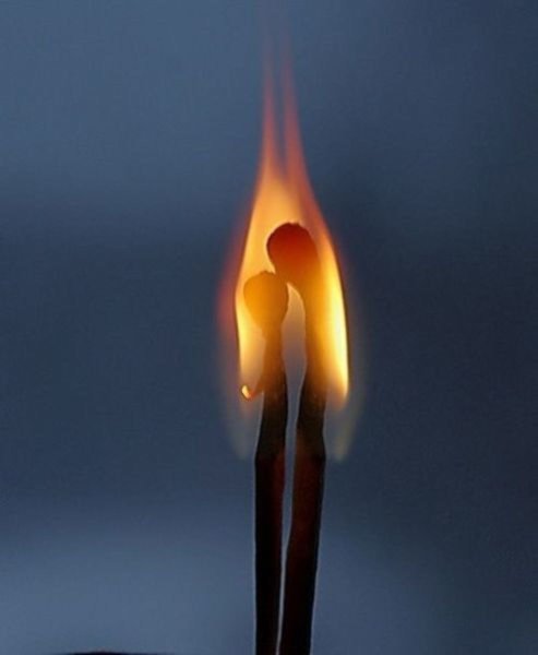 Две горящие спички