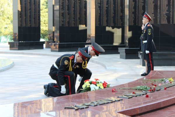 Человек около вечного огня