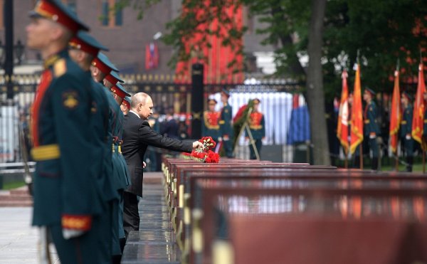 Парад Победы Путин возложение цветов