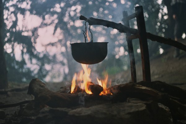 Чай в котелке на костре
