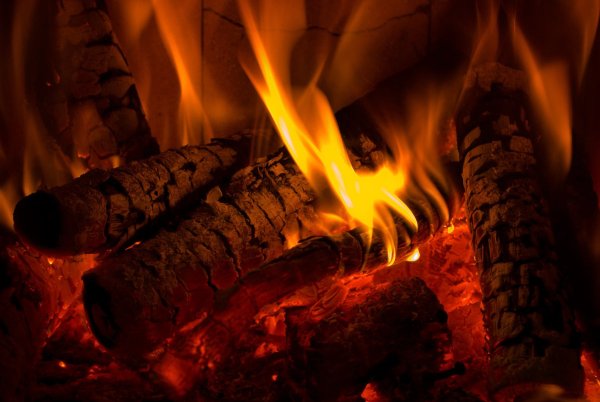 Горящие дрова в камине