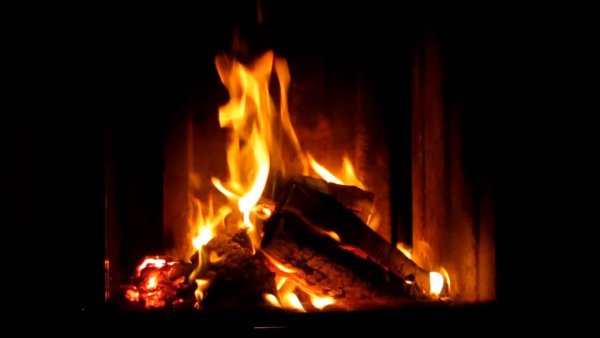 Огонь в камине на черном фоне