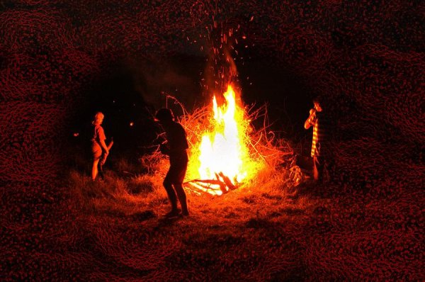 Огонь в первобытной пещере