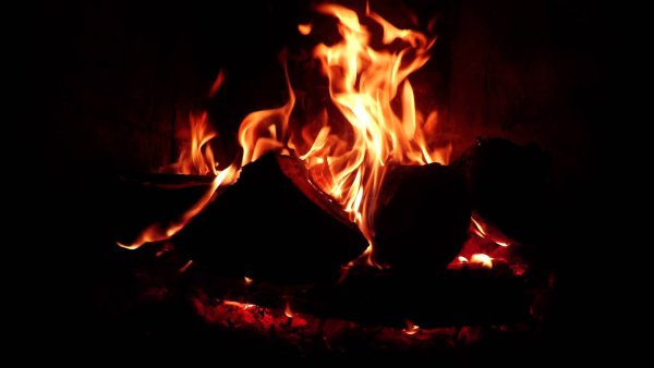 Камин на темном фоне