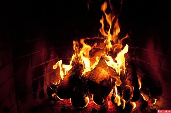 Камин на черном фоне