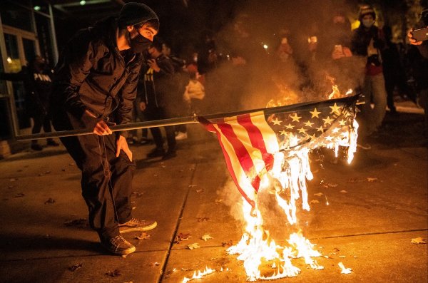 Горящий американский флаг