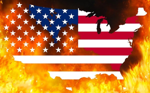 Американский флаг горит