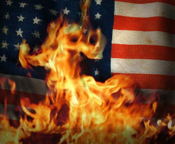 Американский флаг горит