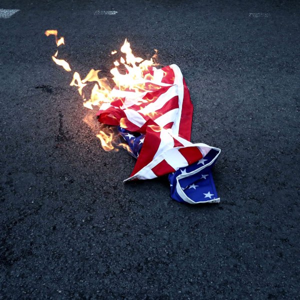 Горящий флаг Америки