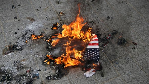 Горящий флаг США