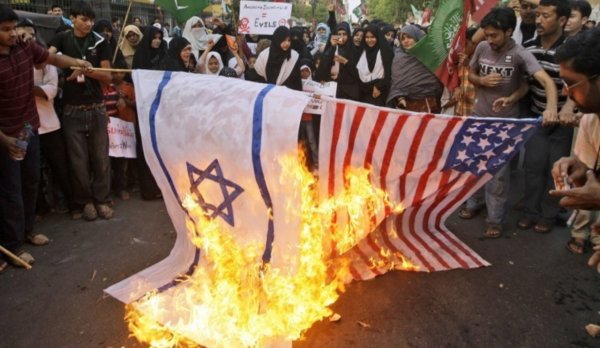 Израильский флаг в огне