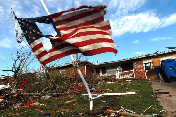 Порванный американский флаг