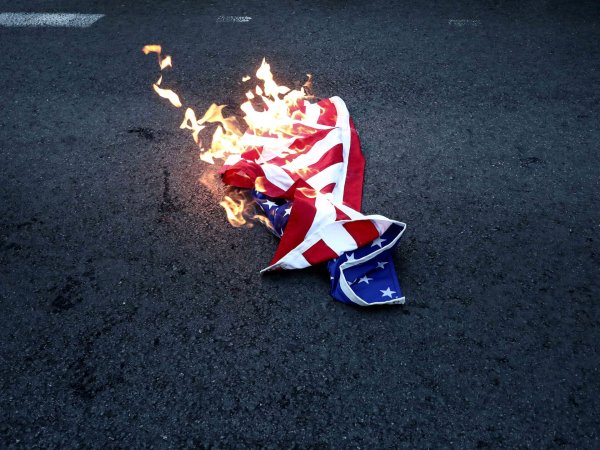 Горящий американский флаг