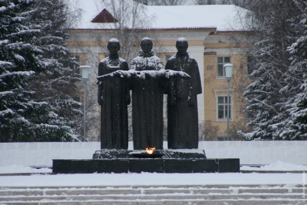 Бабы жарят крокодила памятник в Сыктывкаре