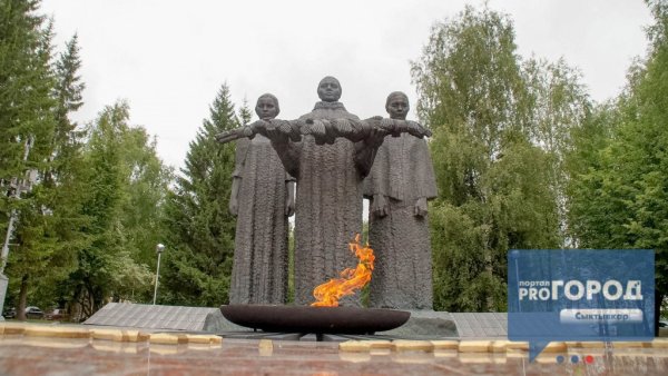 Бабы жарят крокодила памятник в Сыктывкаре