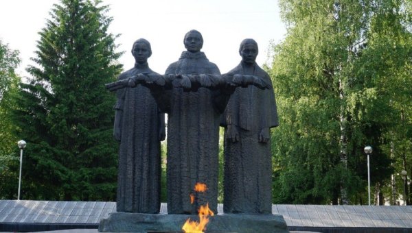 Бабы жарят крокодила памятник