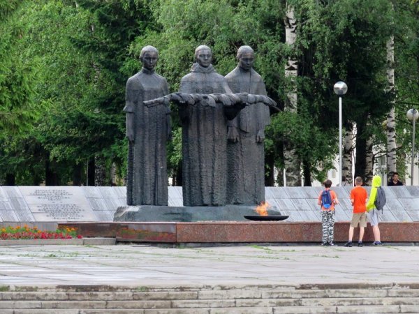 Бабы жарят крокодила памятник в Сыктывкаре