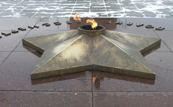Памятник хакасскому воину Абакан вечный огонь